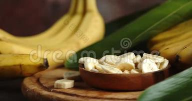 盘子上的<strong>香蕉</strong>片用<strong>一串香蕉</strong>和叶子慢慢旋转。